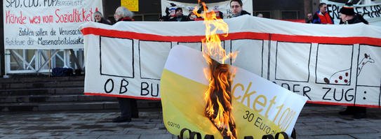 Demonstranten verbrannten ein überdimensionales Ticket 1000 vor dem Rathaus